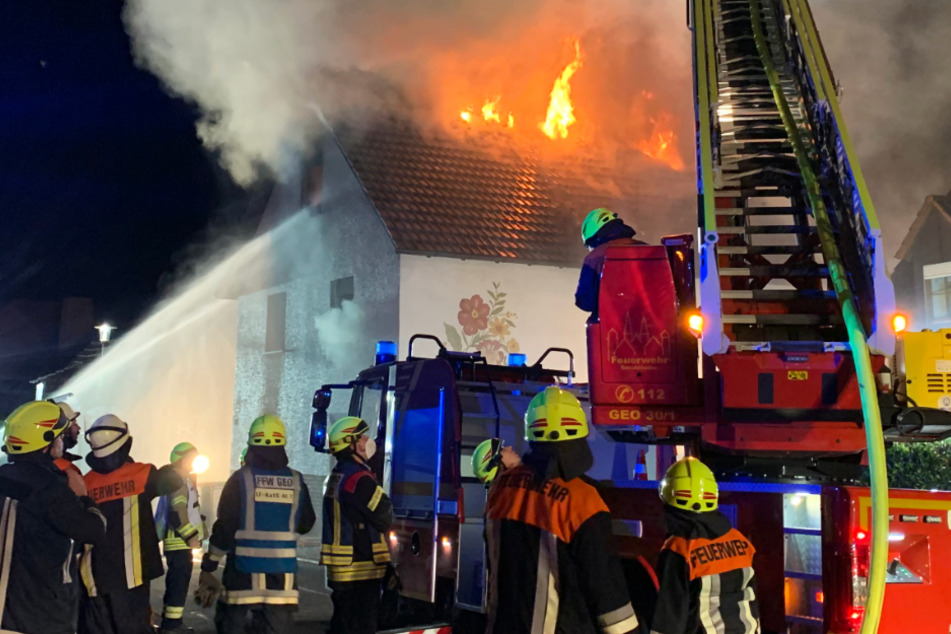 Zahlreiche Einsatzkräfte der Feuerwehr rückten aus, um die Flammen zu bekämpfen.