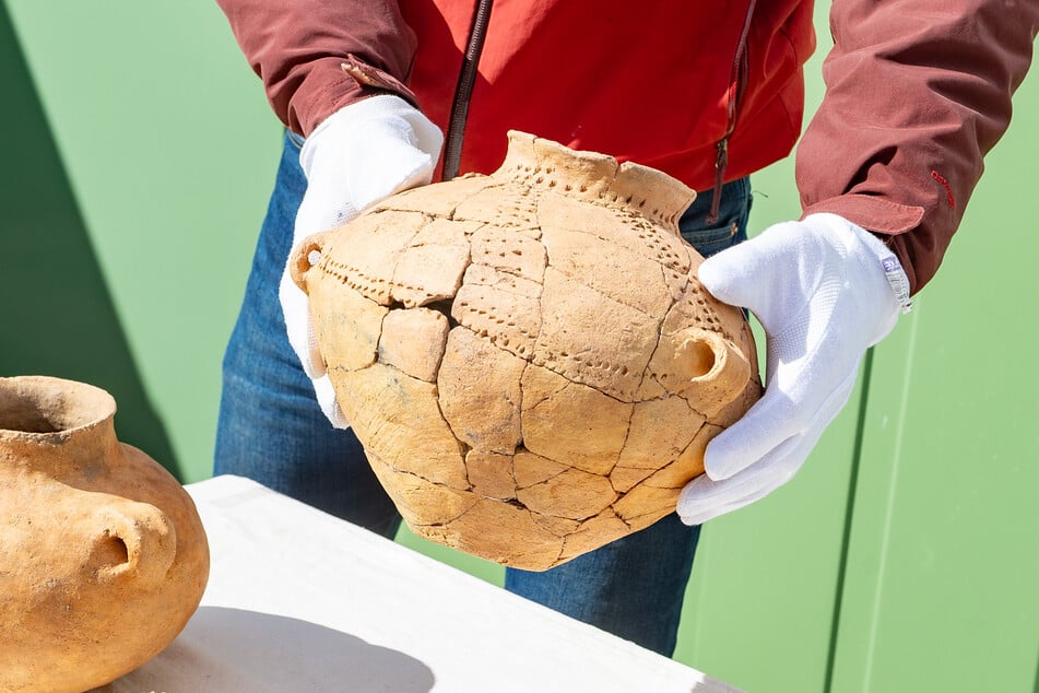 Auch Amphoren mit den für die Zeit typischen Verzierungen befanden sich in den Hügelgräbern.