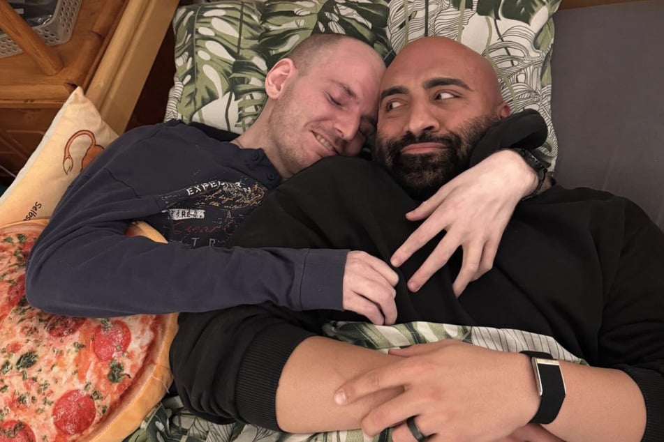 Der Pfleger legte sich tatsächlich zu seinem Patienten ins Bett.