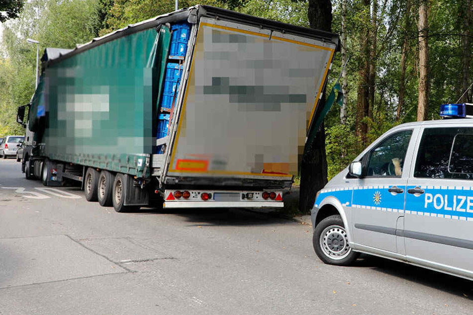 Die Brücke hatte die Plane des Aufliegers aufgerissen und offenbar auch die Ladung teilweise beschädigt.