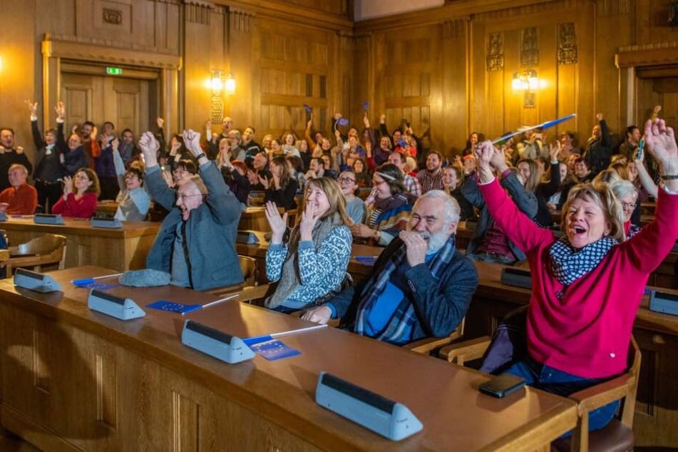 Jubel im Rathaus: Chemnitz hat es in die nächste Runde um den Titel der Europäischen Kulturhauptstadt 2025 geschafft.