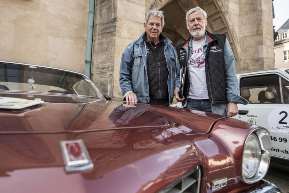 Klaus-Dieter Schulze (74)zusammen mit seinem Kumpel Volkmar Kirsten (65) vor einem Chevrolet Camaro aus dem Jahr 1973.