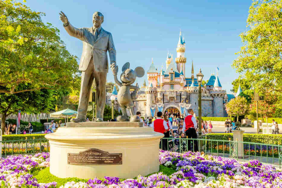 Walt Disney, Micky-Maus-Statue und Disyney-Schloss im Park in Anaheim. (Symbolbild)