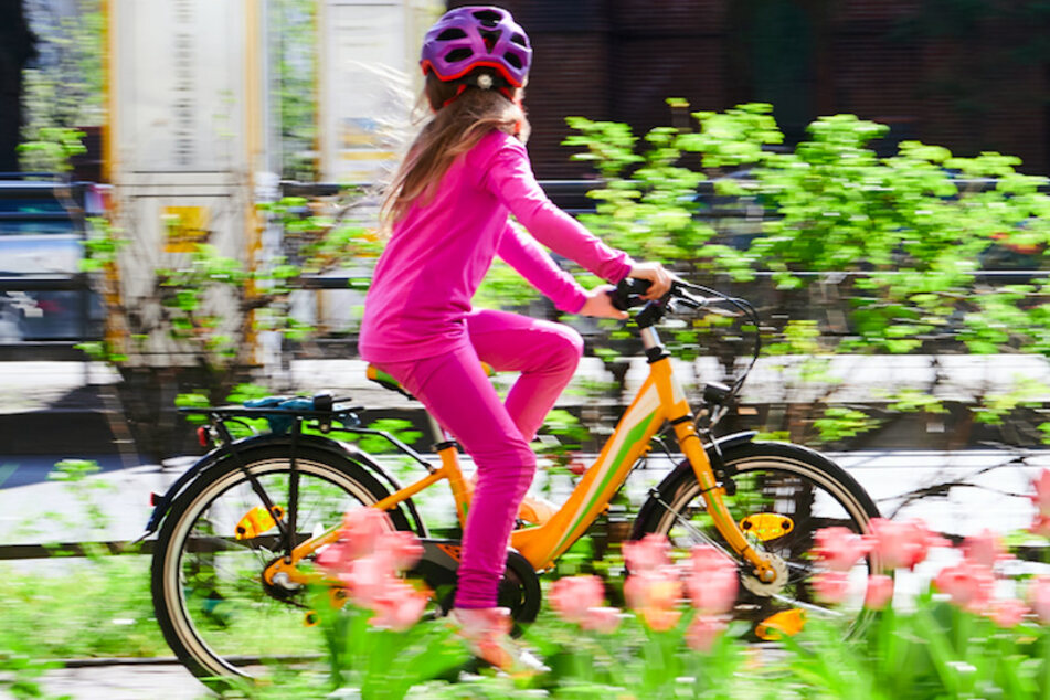 Eine junge Radfahrerin stieß in Oberfranken mit einem Auto zusammen. (Symbolbild)