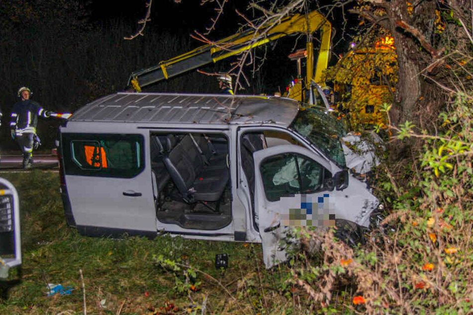 Der Kleintransporter wurde als Schulbus eingesetzt, ein neunjähriges Kind wurde bei dem Unfall lebensgefährlich verletzt.