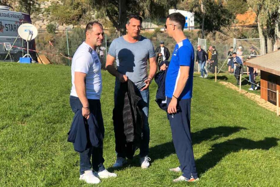 Alois Schwartz, KSC-Trainer, beobachtet die Dresdner. Am 29. Januar empfängt die SGD den Karlsruher SC.