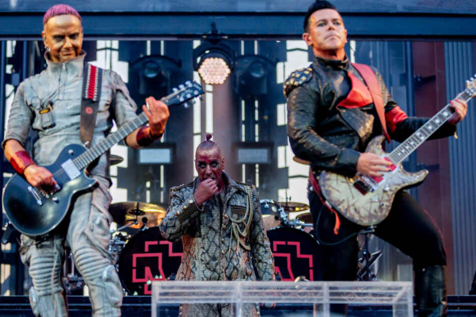 Die Rammstein-Mitglieder Paul Landers (l.-r.), Till Lindemann und Richard Kruspe treten im Olympiastadion auf. (Archivbild)