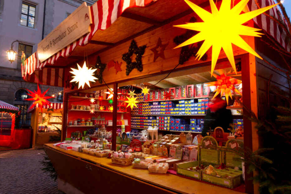 Herrnhuter Sterne und anderer weihnachtlicher Dekor gibt es hier in Fülle.