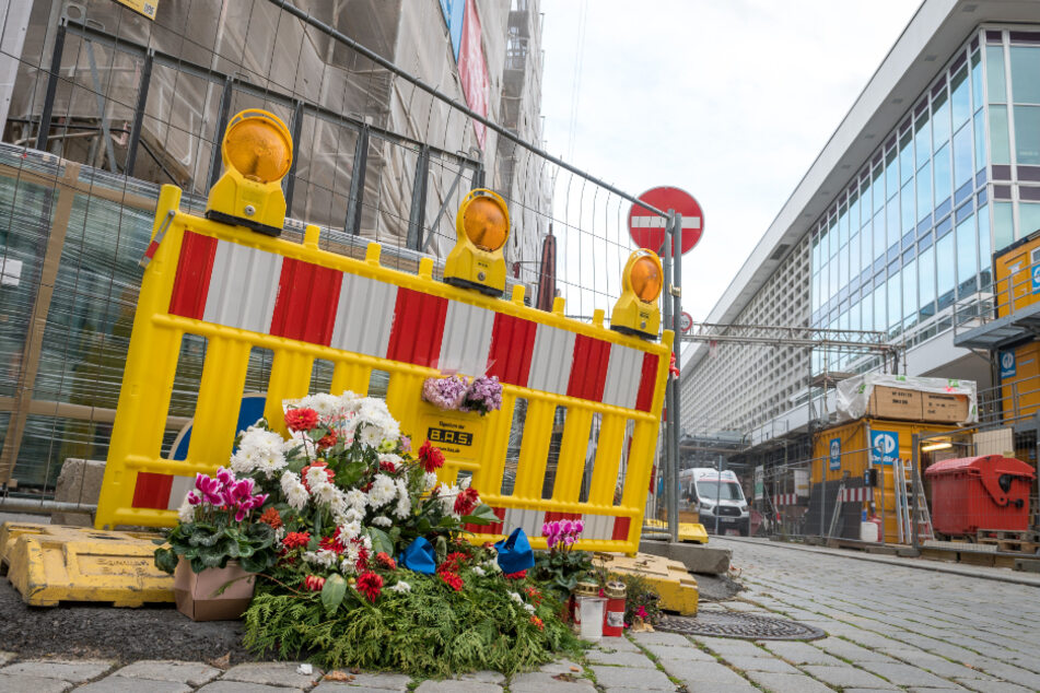Am Tatort erinnern Blumen an den Toten und seinen schwerverletzten Partner.