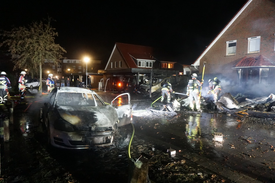 Insgesamt wurden ein Carport und acht Fahrzeuge zerstört sowie die Fassade eines Wohnhauses in Mitleidenschaft gezogen.