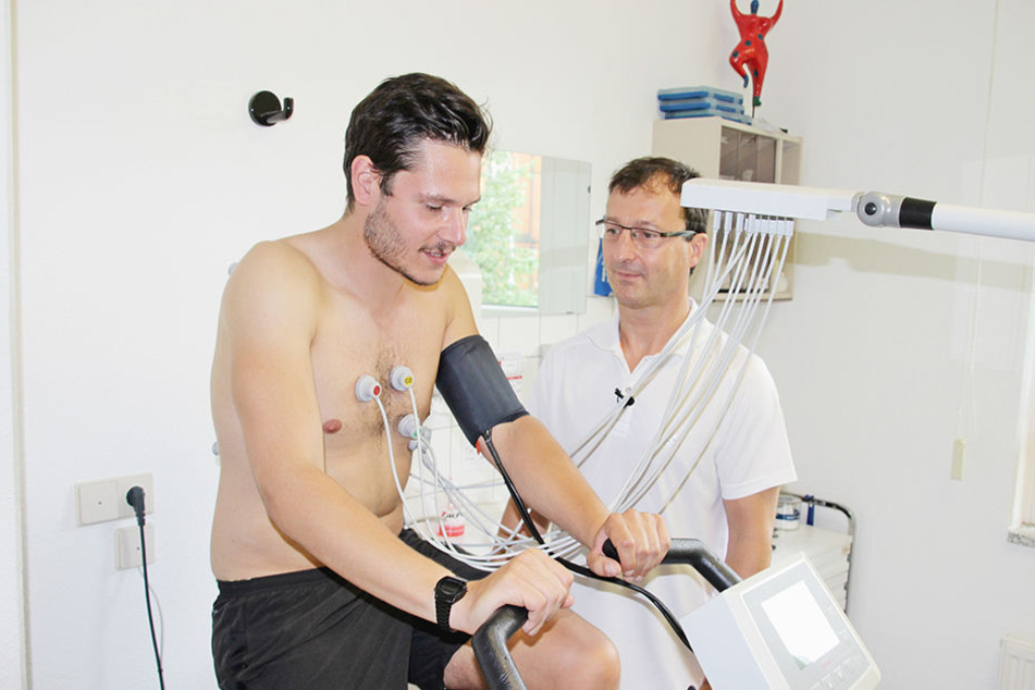 Der Patient beim Belastungs-EKG.