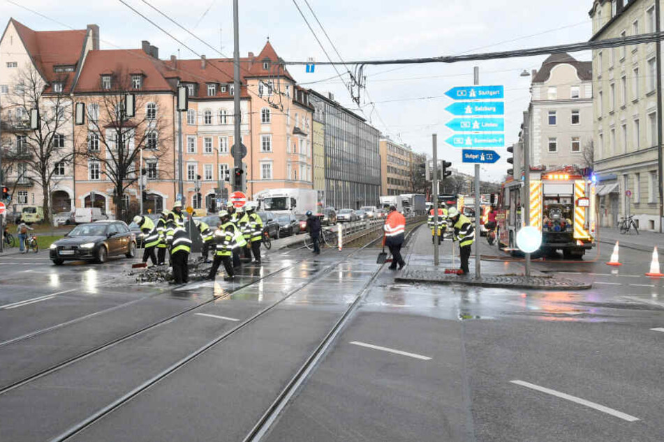 Die Berufsfeuerwehr München bei den Aufräumarbeiten.