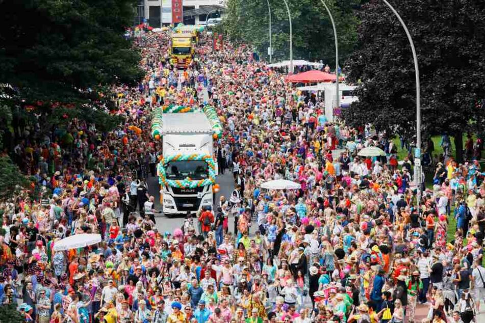 Alle Trucks spielen zu Beginn ein Lied des Schlagersängers.