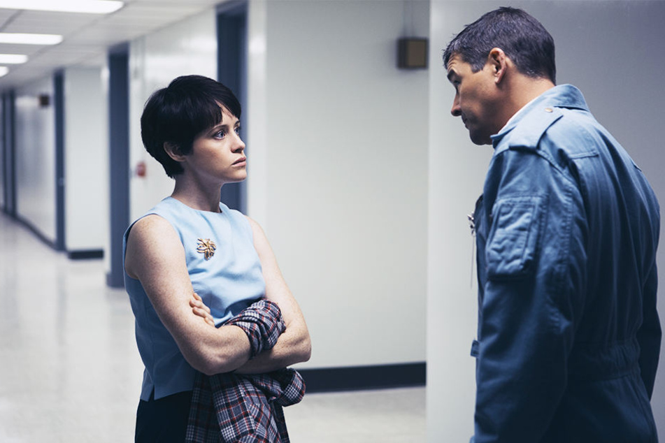 Neils Frau Janet Armstrong (Claire Foy) im Gespräch mit Deke Slayton (Kyle Chandler).