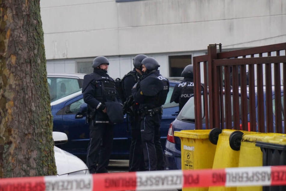 Am Tatort: Polizisten stehen hinter Absperrband in Waiblingen.