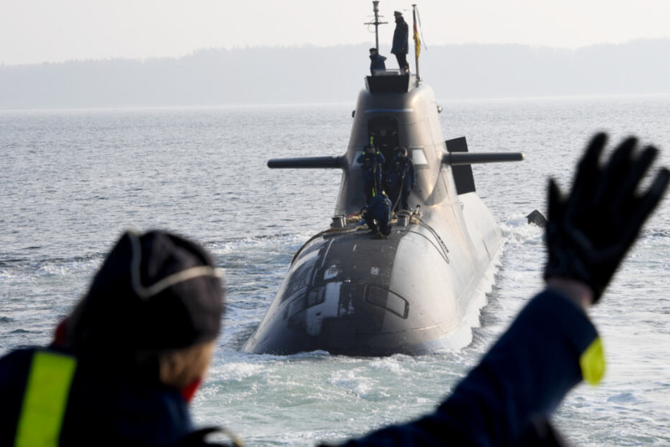 Im Januar lief das Boot U36 zum mehrmonatigen Einsatz aus. Marine-Soldaten winkten zum Abschied.