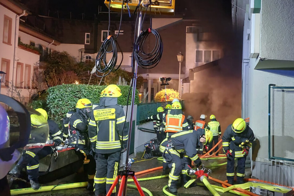 Autos brennen in Tiefgarage lichterloh: 13 Menschen müssen evakuiert werden