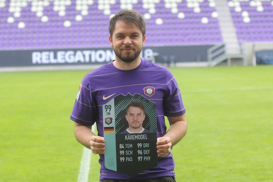 FCE-Mannschaftsbetreuer Tommy Käßemodel mit seiner FIFA-Ultimate-Team-Karte. Vor einem Jahr lag seine Gesamtbewertung bei 46, jetzt steht sie bei 99. Er ist so gut wie Superstar Cristiano Ronaldo, Liverpools Torjäger Mo Salah kann sich locker hinter "Käße