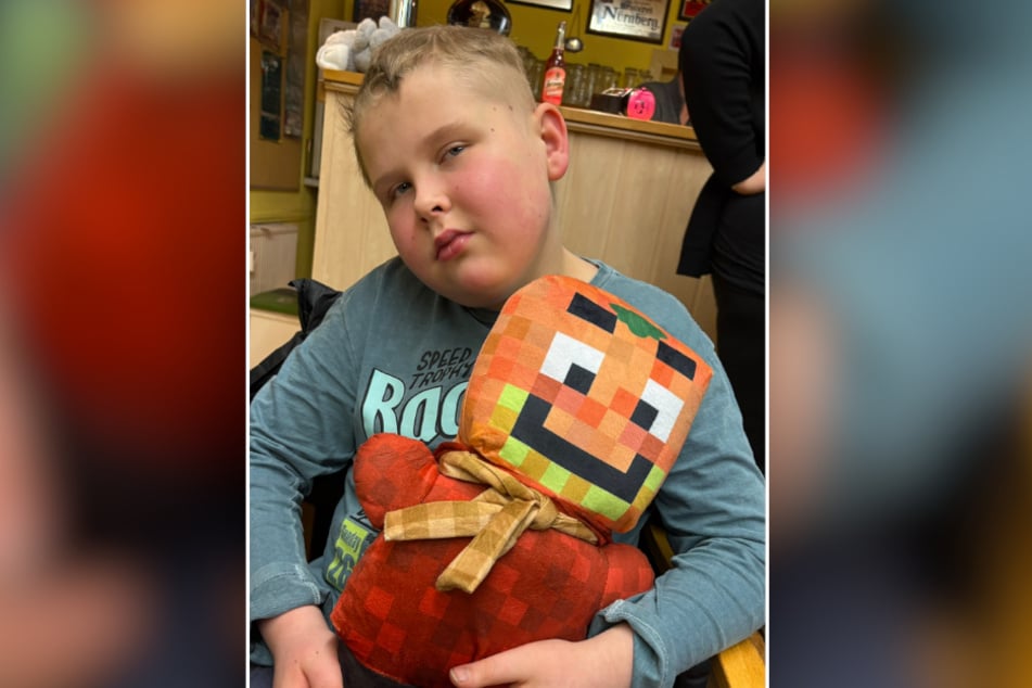 Pauls ganzer Stolz: das neue "Paluten"-Plüschtier.