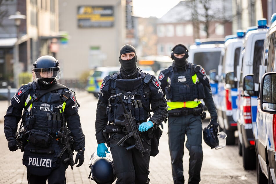 Die Polizei ist mit einem Großaufgebot vor und in einem Jobcenter in Lehrte im Raum Hannover im Einsatz.