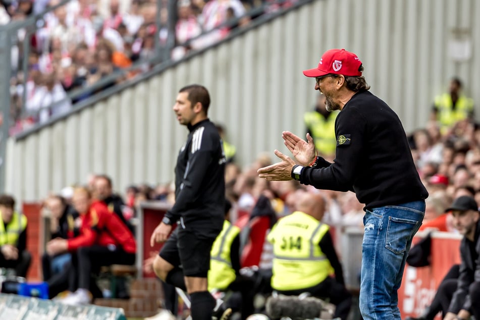 Trainer Pele Wollitz peitscht sein Team ab. Bis kurz vor der Pause lief wenig rund.