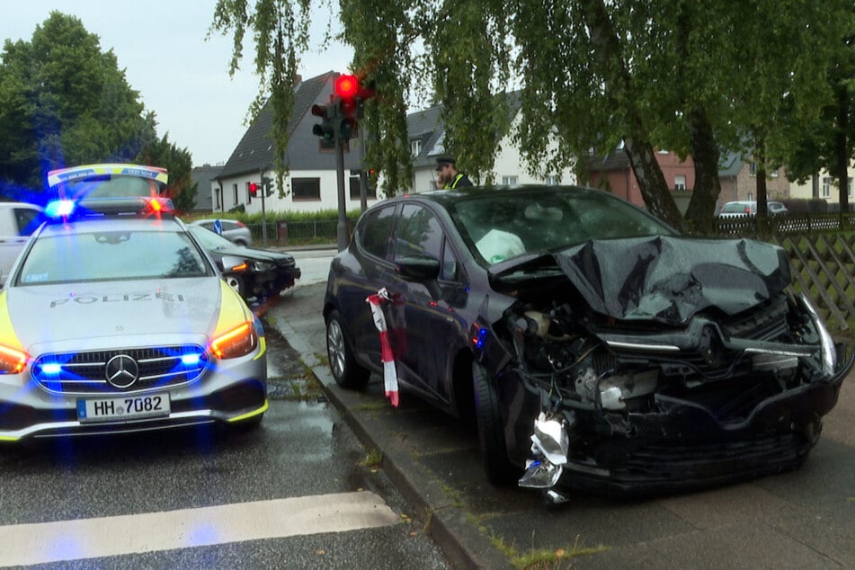 Nach dem Frontalzusammenstoß waren beide Fahrzeuge schwer beschädigt.