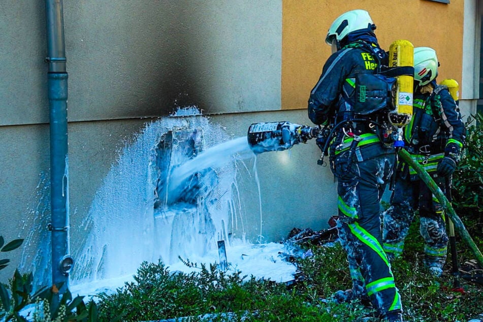 Die Feuerwehr löscht das Kellerabteil mit Schaum.