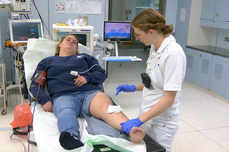 Alina Rößler, Assistenzärztin der Unfallchirurgie, untersucht eine Reiterin.