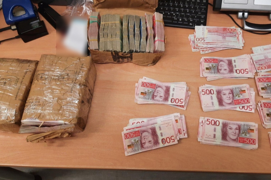 Die Bundespolizei fand in der Papiertüte schwedische Banknoten im Wert von 2,5 Millionen Kronen (rund 220.000 Euro).