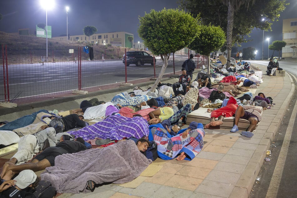 Nach dem Migrantenansturm Ende Juli halten sich noch immer Tausende illegal eingereiste Menschen in Ceuta auf.