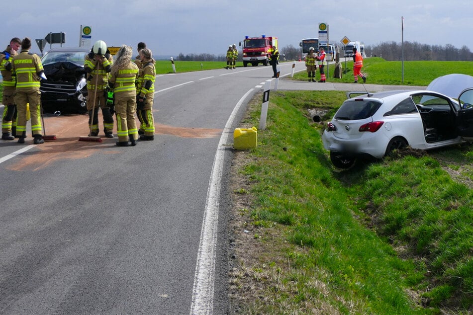 Vier Verletzte! Sächsische Bundesstraße nach Crash voll gesperrt