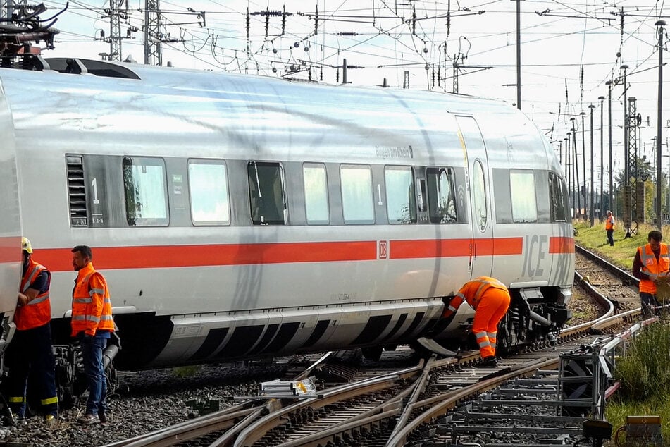 Ein ICE der Baureihe 411 ist am frühen Dienstagmorgen im unteren Bahnhof von Falkenberg/Elster entgleist.