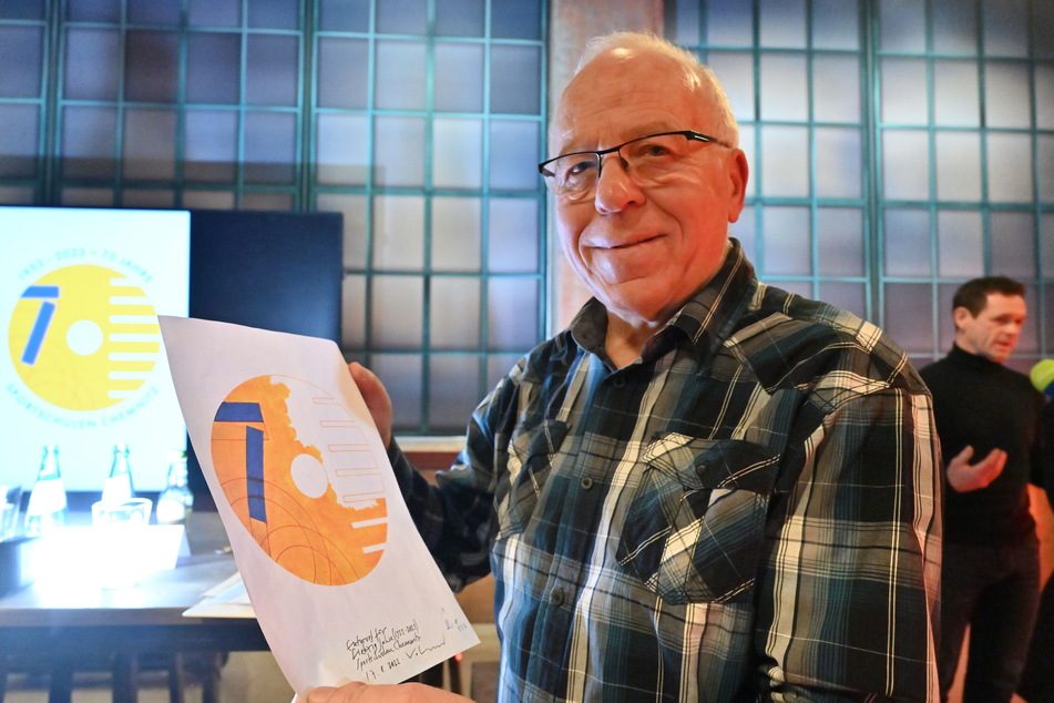 Organisator Harald Janschewski (72) mit dem Logo-Entwurf für das Sportschulenfest. Es stammt aus der Feder des Chemnitzer Künstlers und früheren Sportschülers Steffen Vollmer.