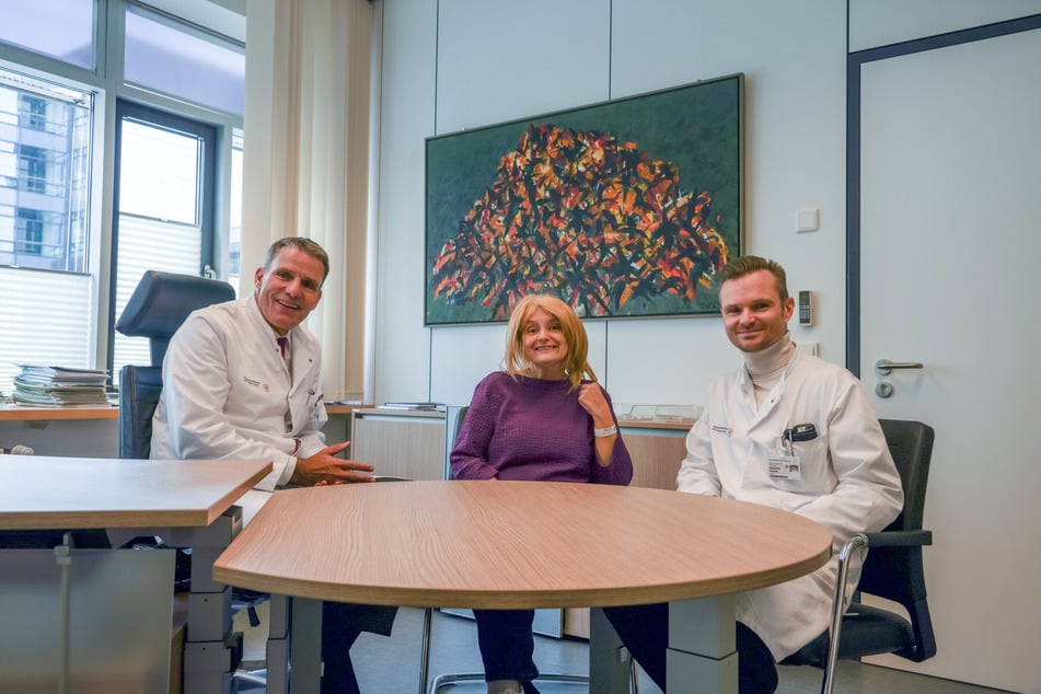 Sabine Treffkorn (M.) hat es geschafft. Sie hat dem Tumor in ihrer Bauspeicheldrüse die Stirn geboten. Neben ihr Prof. Dr. Jürgen Weitz (l.) Direktor der Klinik für Viszeral-, Thorax- und Gefäßchirurgie am Universitätsklinikum Dresden und PD Dr. Sebastian Hempel (r.), Oberarzt/Facharzt für Viszeralchirurgie.