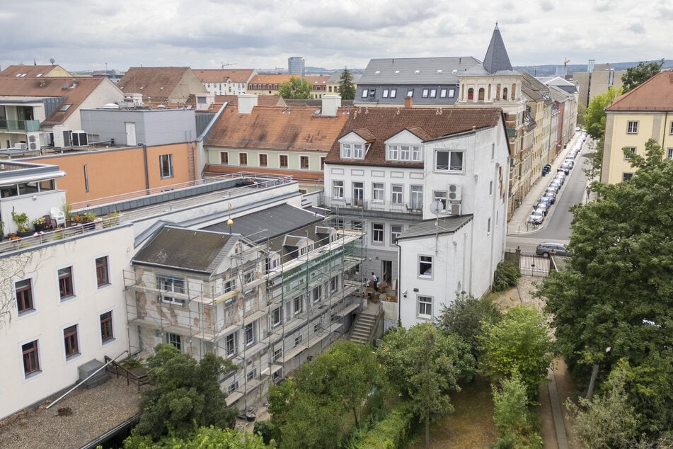 Der verwaiste Gerüst steht nach wie vor am Haupthaus des Hotels.