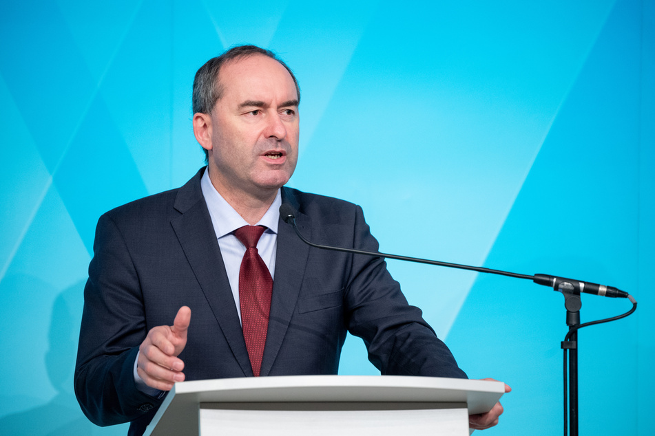 Bayerns Wirtschaftsminister Hubert Aiwanger fordert in der Corona-Strategie einen konkreten Fahrplan für Lockerungen.