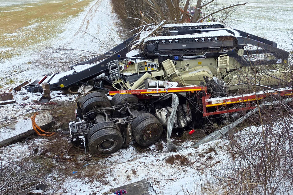 Unfall A9: Tödlicher Unfall auf der A9: Baumaschine begräbt Lkw unter sich