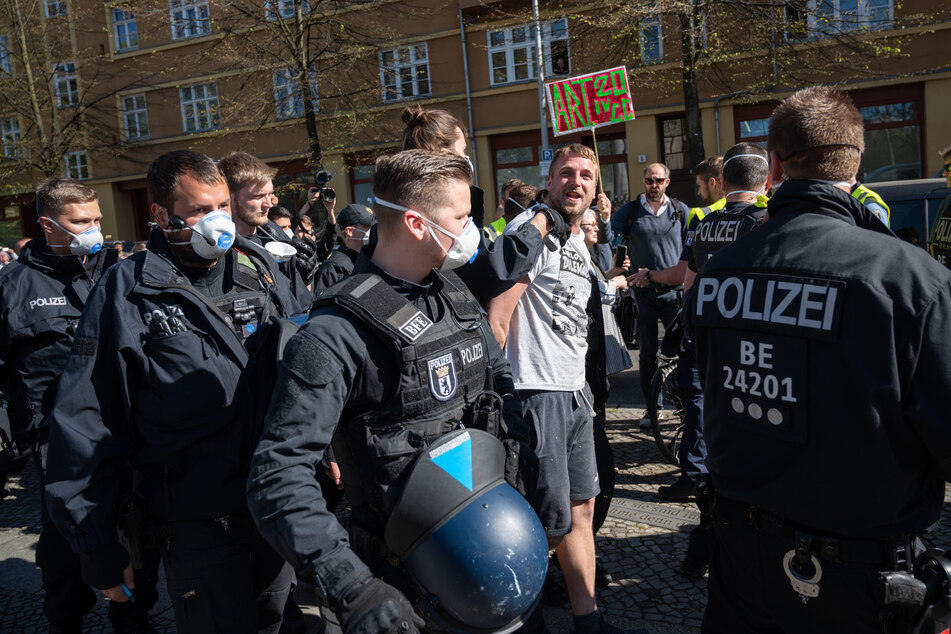 In Berlin-Mitte haben sichVmehrere Hundert Menschen an einer unerlaubten Demonstration beteiligt.
