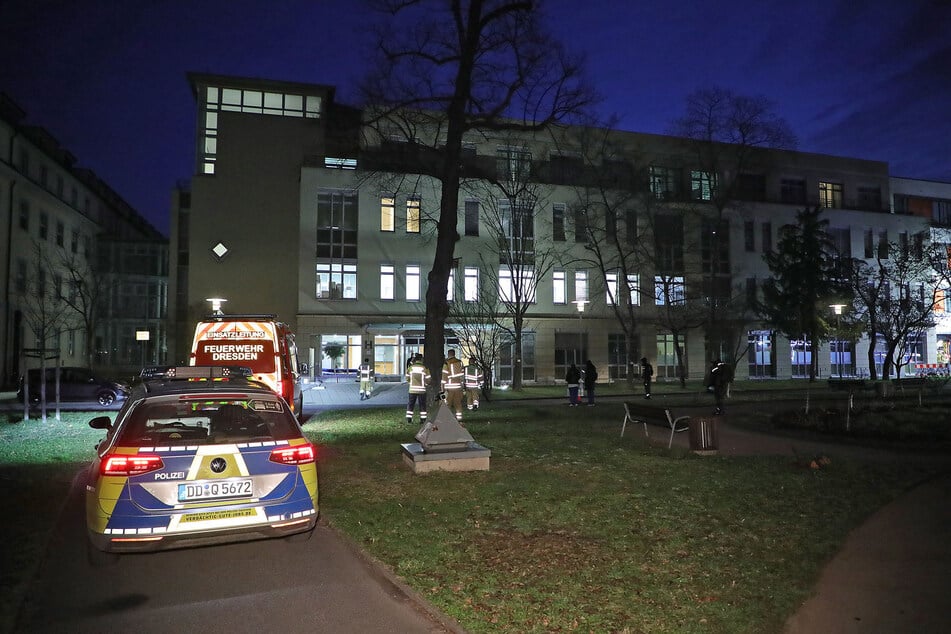 Im Städtischem Klinikum Friedrichstadt brannte am Donnerstagmorgen eine Elektroanlage. Ob dies im Zusammenhang mit der Stromstörung stand, ist aktuell unklar.