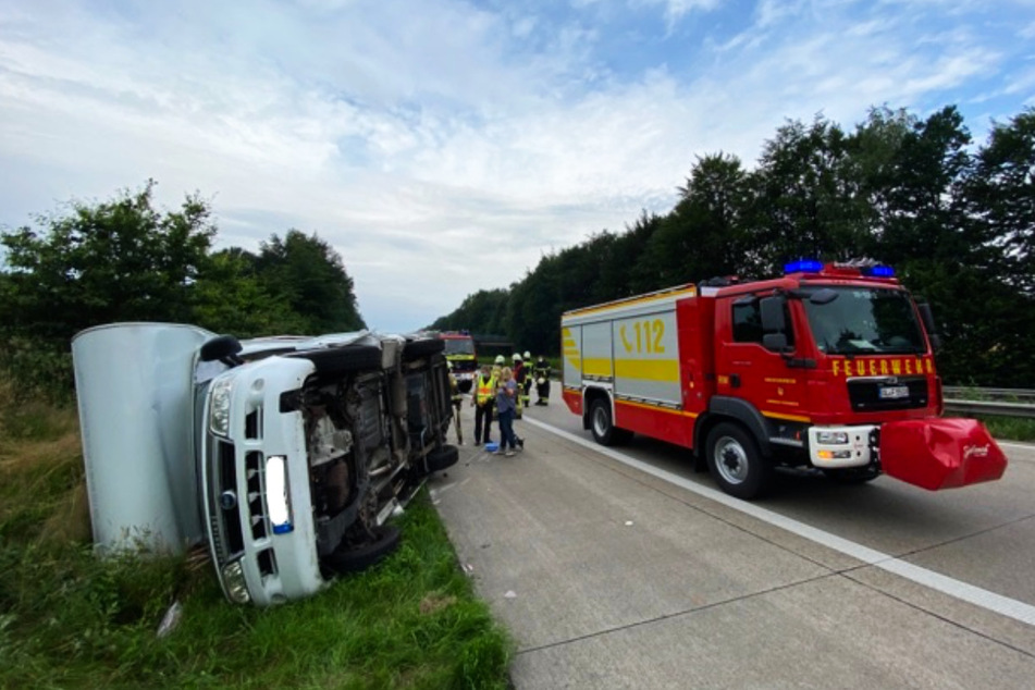 Das Wohnmobil landete im Seitenstreifen und kippte um.