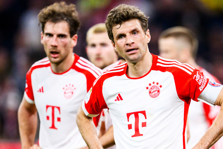 Thomas Müller (34, r.) hadert mit der Leistung des FC Bayern.