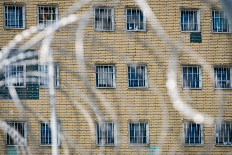 Gitter sind vor den Fenstern der Zellen in der Justizvollzugsanstalt in Hannover zu sehen.