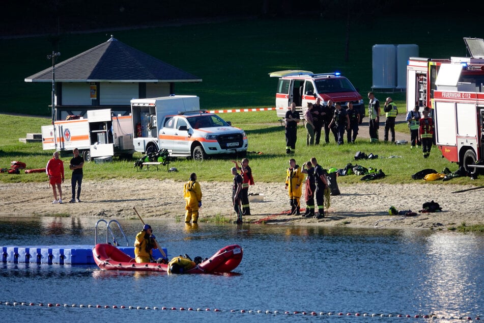 Feuerwehr- und Rettungskräfte am Stausee Rabenstein: Hier wird aktuell mit Hochdruck nach einem Badegast gesucht.