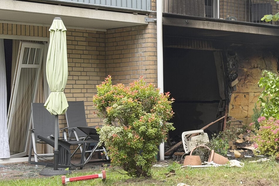 Durch die Explosion sind Fenster und Türen des Hauses und umliegender Häuser aus den Rahmen gesprungen.
