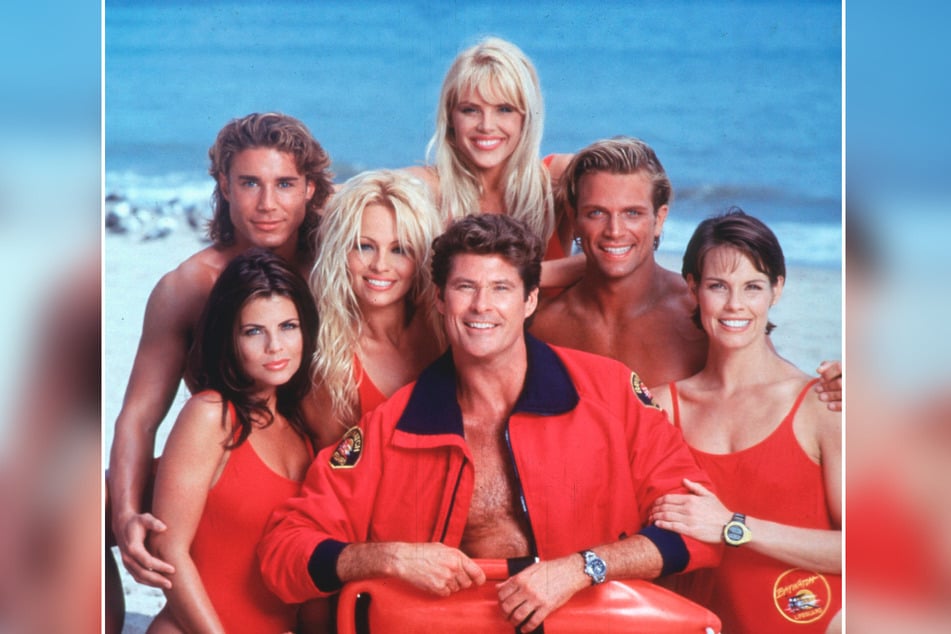 Als noch mit der roten Rettungsboje gerettet wurde: Szenenfoto von "Baywatch" mit den Stars David Hasselhoff und Pamela Anderson.