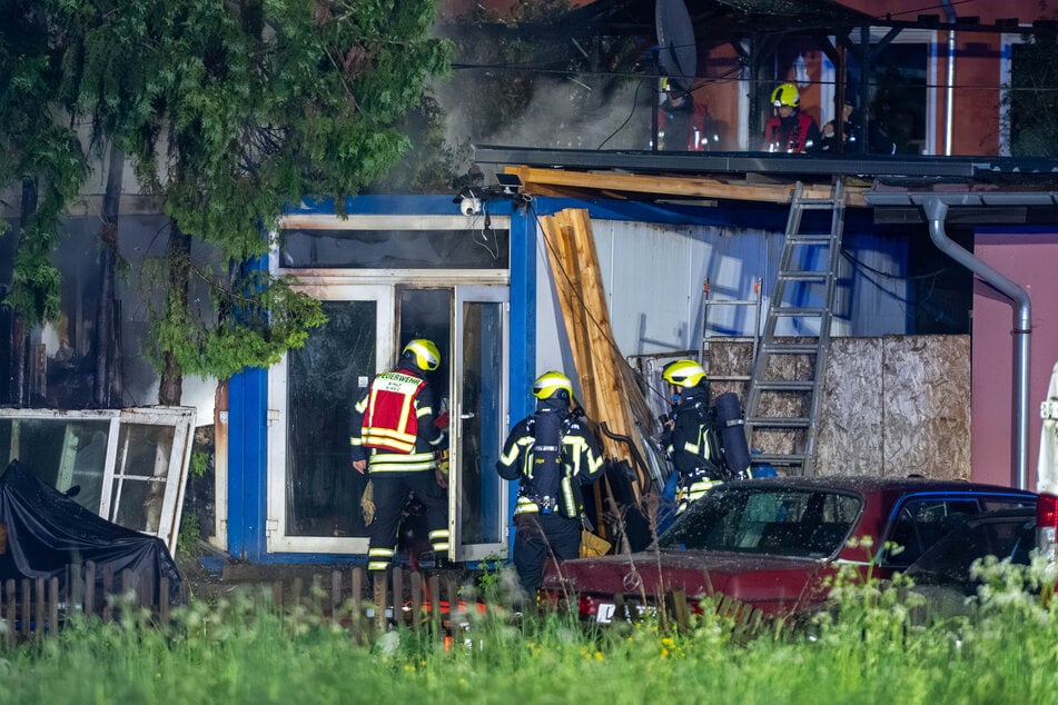 Die Feuerwehr musste in der Nacht auf Donnerstag in einer Werkstatt löschen.