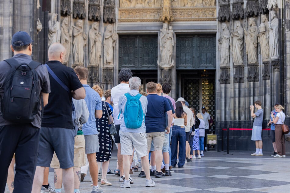 Zur Eröffnung um kurz vor 10 Uhr bildete sich eine Schlange vor dem Dom.
