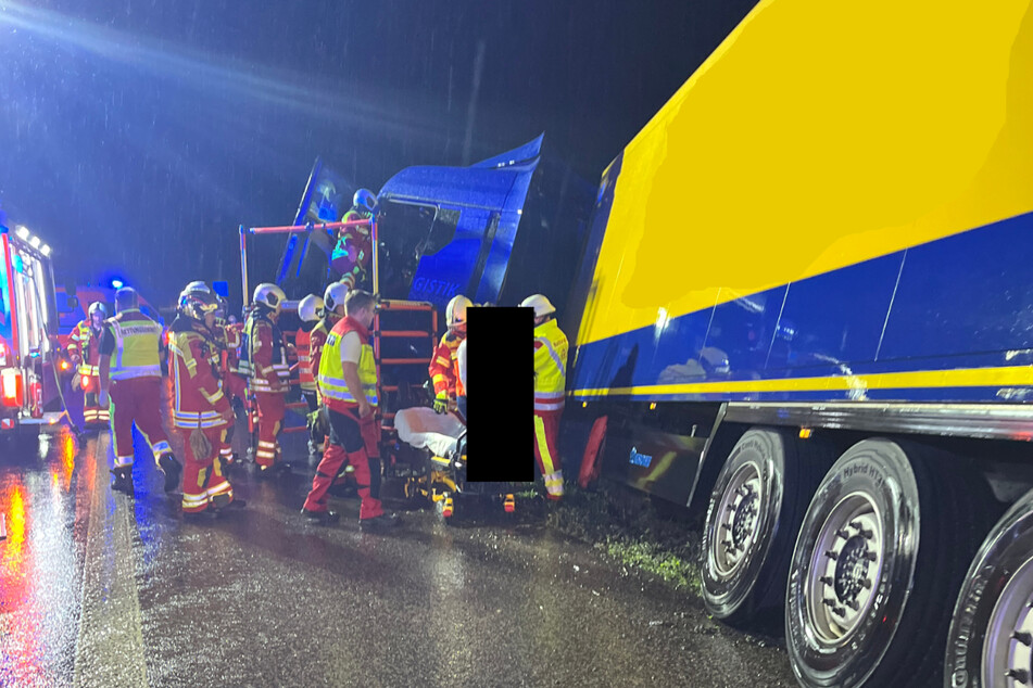 Unfall A4: Lkw kippt in den Straßengraben und droht abzurutschen: Behinderungen auf A4 Richtung Dresden