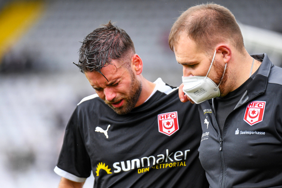 HFC-Verteidiger Niklas Kreuzer (28, l.) musste unter Tränen humpelnd und vom Betreuer gestützt ausgewechselt werden.
