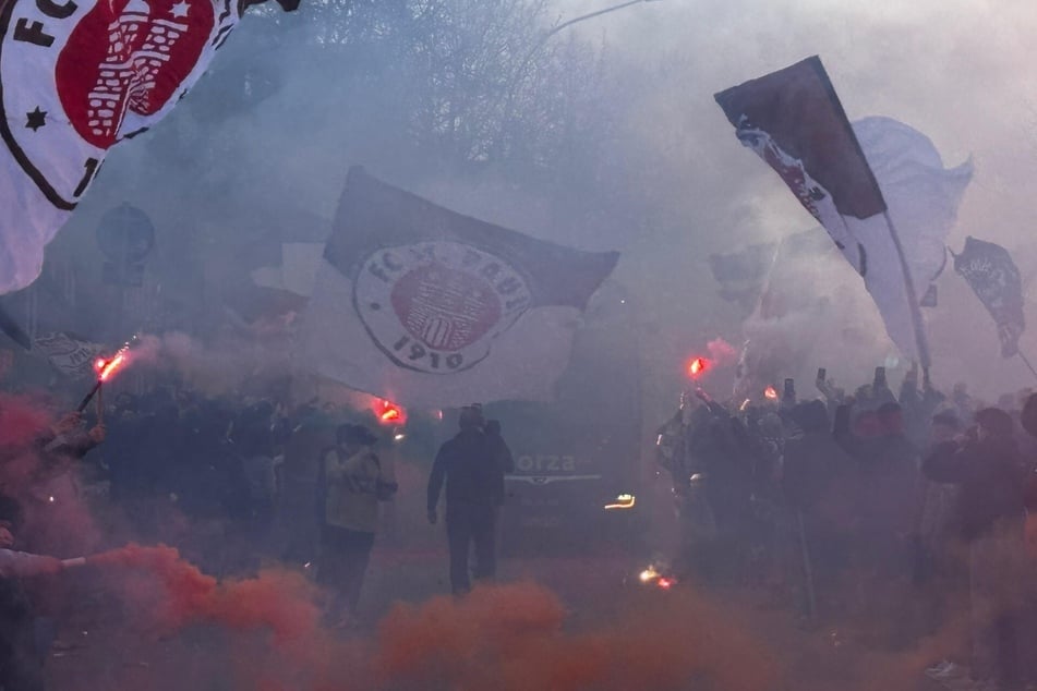 Mehrere hundert Fans empfingen den Mannschaftsbus vor Anpfiff mit Bengalos und Fahnen vorm Millerntor.
